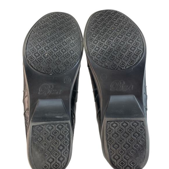 Biza Black Leather Embossed Slip on Clogs size 41 Preowned - Picture 5 of 5